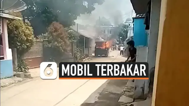 Mobil minibus yang dipakai untuk berjualan tahu bulat terbakar di Kampung Cibadak Kaum, Cibadak, Ciampea, Bogor, Jawa Barat. Peristiwa tersebut terjadi pada Selasa (26/11/2019) siang.