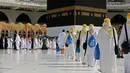 Jemaah mengelilingi Kabah pada awal musim haji di Masjidil Haram, Mekkah, Arab Saudi, Sabtu (17/7/2021). Jumlah jemaah haji tahun ini jauh lebih banyak jika dibandingkan tahun lalu. (AFP)
