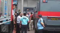 Basuki Tjahaja Purnama atau Ahok menyapa awak media saat tiba di Rutan Cipinang, Jakarta Timur, Selasa (9/5). Majelis hakim memvonis Ahok pidana penjara dua tahun. (Liputan6.com/Helmi Afandi)