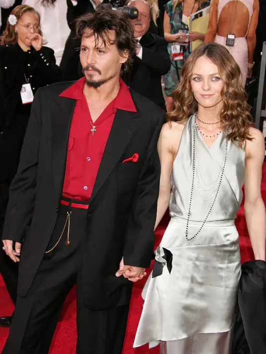 Di sisi lain didapatkan keterangan dari seorang sumber yang merupakan keponakan Depp. Dikatakannya keduanya sangat mungkin untuk kembali, karena memang hingga saat ini Vanessa selalu mendukung Depp. (AFP/Bintang.com)