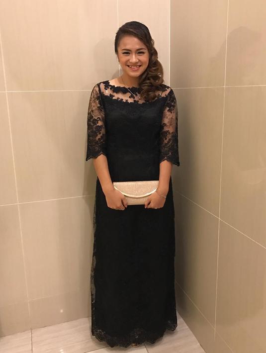 Sering terlihat mengenakan baju olahraga ataupun kaus, penampilan Melati Daeva kali ini jadi sorotan publik. Pasalnya, ia terlihat menawan dengan sebuah gaun berwarna hitam dengan tatanan rambut yang membuat tampil makin cantik. (Liputan6.com/IG/@melatidaeva)