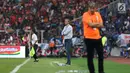 Pelatih Arema FC, Milomir Seslija mengawsasi permainan timnya saat melawan Persija pada lanjutan Shopee Liga 1 Indonesia 2019 di Stadion Gelora Bung Karno, Jakarta, Sabtu (3/8/2019). Laga berakhir imbang 2-2. (Liputan6.com/Helmi Fithriansyah)