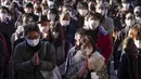 Orang-orang mengunjungi Kuil Kanda Myojin untuk berdoa Tahun Baru di Tokyo pada 4 Januari 2023.  Karyawan perusahaan, banyak yang mengenakan jas, berbondong-bondong ke kuil Kanda Myojin di pusat kota Tokyo untuk mempersembahkan doa tradisional untuk "bisnis yang baik" pada 4 Januari, hari kerja pertama tahun ini. (AFP/Kazuhiro Nogi)