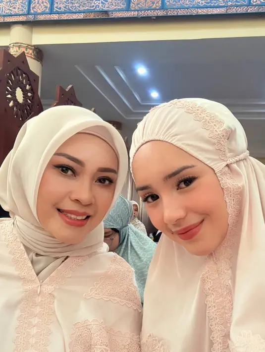 Beby Tsabina tampil cantik dalam balutan mukena lace soft pink. Ia pulas wajahnya dengan makeup tipis yang flawless [@bebytsabina]