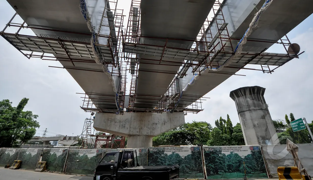 Kendaraan saat melintas di bawah proyek jalan tol Pelabuhan Tanjung Priok, Jakarta, Rabu (25/3/2015). Pemerintah Provinsi DKI Jakarta mendorong konsorsium Tol Akses Tanjung Priok (ATP) agar mempercepat pembangunannya. (Liputan6.com/Faizal Fanani)