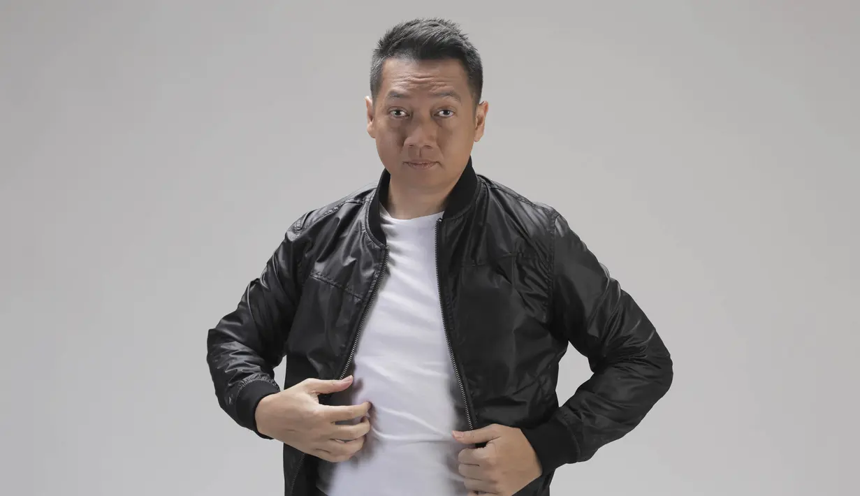 Selain aktif sebagai pengamat sepak bola, saat ini Edwin juga sedang mecoba peruntungan di dunia bisnis multimedia. (Bola.com/M Iqbal Ichsan)