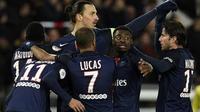 Para pemain Paris Saint-Germain merayakan gol ke gawang Angers SCO pada laga Ligue 1 di Parc des Princes, Paris, Sabtu (23/1/2016) malam WIB. (AFP/Franck Fife)