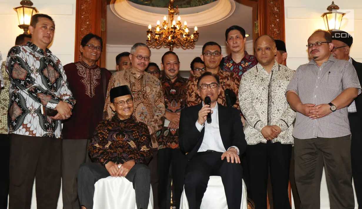 Suasana pertemuan Presiden ke-3 RI Bacharuddin Jusuf Habibie dengan mantan Wakil PM Malaysia Anwar Ibrahim di kediamannya di Jalan Patra Kuningan XIII, Jakarta Selatan, Minggu (20/5). (Liputan6.com/Angga Yuniar)