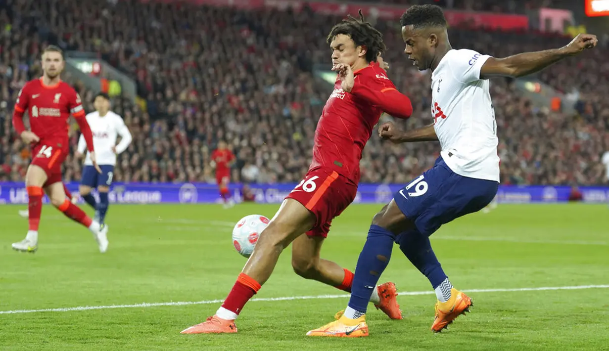 <p>Pemain Liverpool Trent Alexander-Arnold (kiri) berebut bola dengan pemain Tottenham Hotspur Ryan Sessegnon pada pertandingan sepak bola Liga Inggris di Stadion Anfield, Liverpool, Inggris, 7 Mei 2022. Pertandingan berakhir imbang 1-1. (AP Photo/Jon Super)</p>