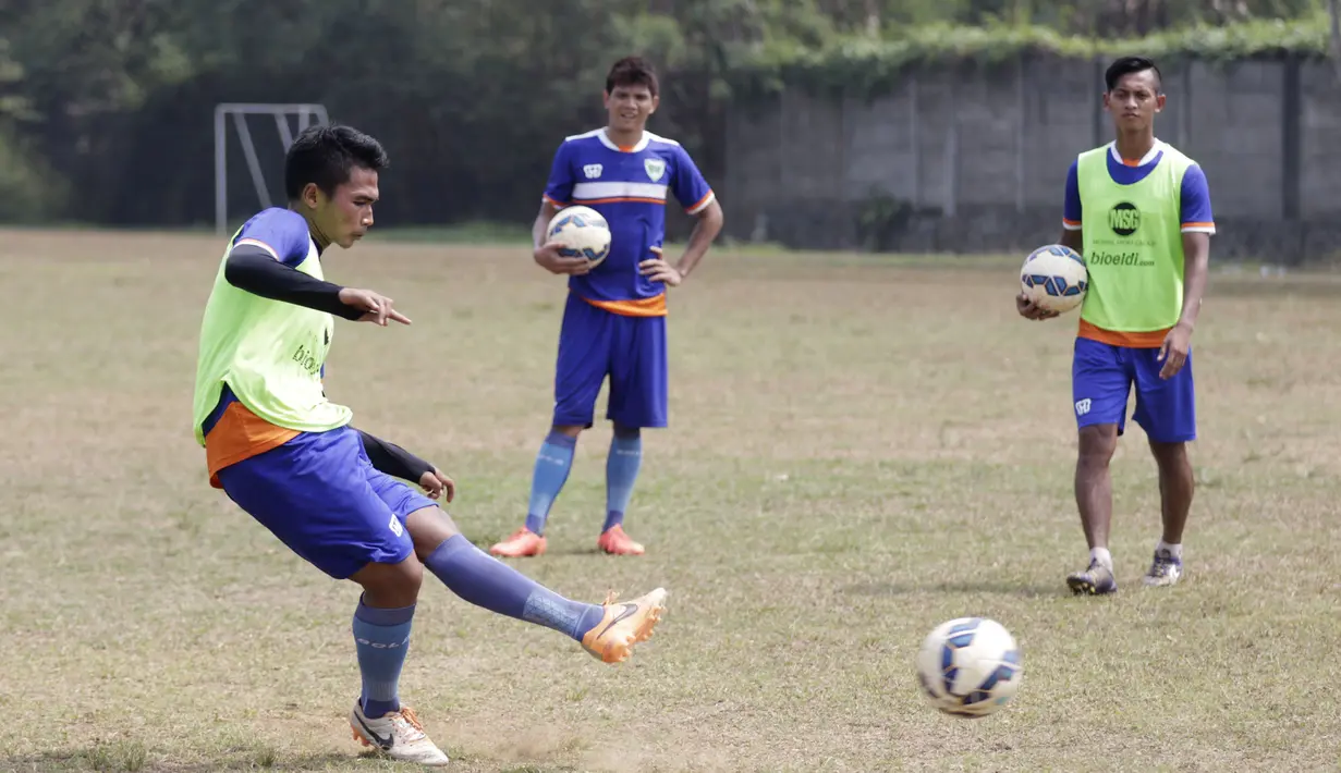 Pemain PBR, Bagas melatih tendangan pada latihan jelang Piala Jenderal Sudirman di Lapangan National Youth Training Center, Sawangan, Depok, Jawa Barat, Senin (2/11/2015). (Bola.com/Vitalis Yogi Trisna)