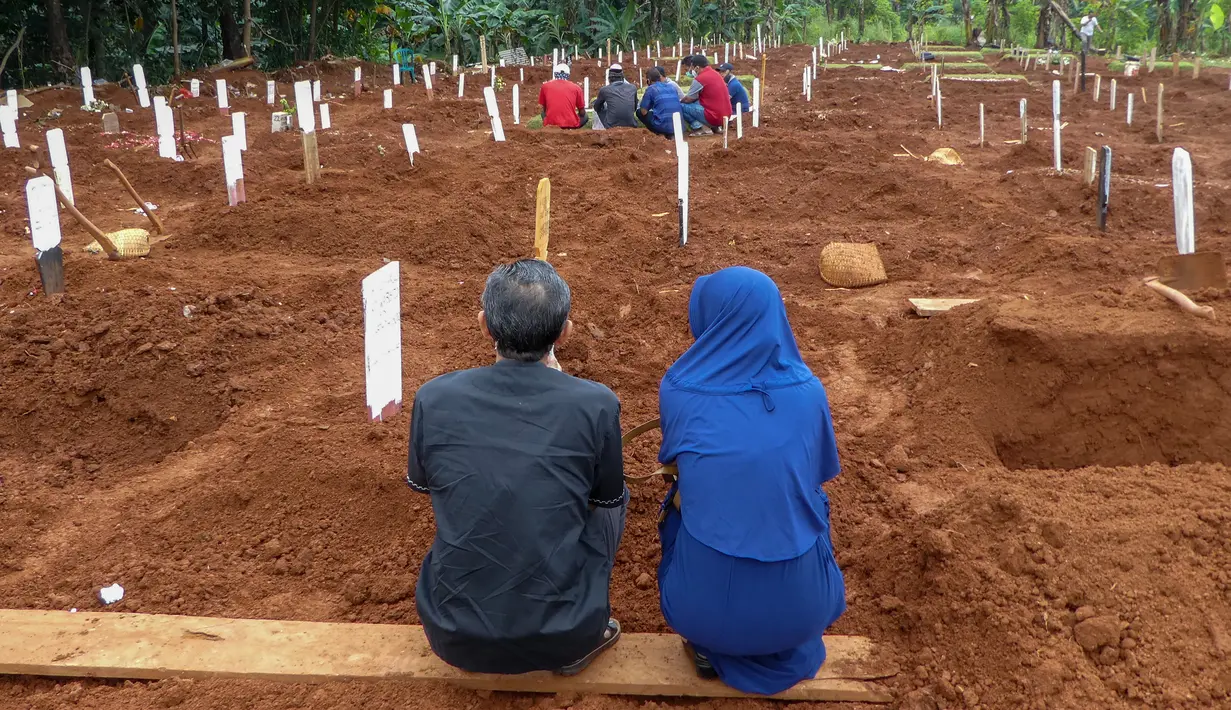 Keluarga korban yang meninggal karena virus corona COVID-19 berdoa saat pemakaman di Jakarta, Rabu (15/4/2020). Hingga sore ini, jumlah kasus COVID-19 di Indonesia sebanyak 5.136 positif, 446 sembuh, dan 469 meninggal dunia. (Bay ISMOYO/AFP)