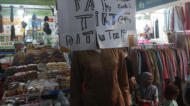 Para pedagang di Pasar Tanah Abang menulis permintaannya untuk menutup platform digital seperti TikTok Shop yang dinilai merebut pasar mereka.