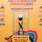 Trofi Piala Dunia U-17 2023 dipamerkan kepada masyarakat yang hadir dalam Hari Bebas Kendaraan Bermotor di kawasan Bundaran HI, Minggu (15/10/2023). (Bola.com/Bagaskara Lazuardi)