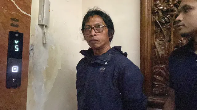Nanang Gimbal (45), pembunuh Sandy Permana tiba Polda Metro Jaya, Rabu (15/1/2025).