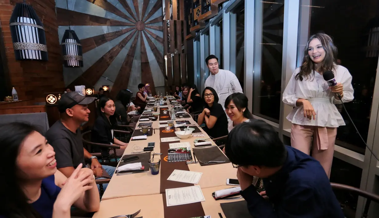 "Aku filosofinya kayak kalau kita bikin produk harus yang terbaik, karena menurut aku itu apresiasi aku untuk customer dengan memberikan experience yang terbaik saat mereka belanja sama kita karena customer adalah raja yaa," pungkasnya.