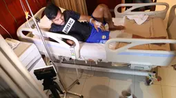 Pemain Persib Bandung, Zulham Zamrun saat bercerita tentang operasi cedera  di Rumah Sakit, Jakarta, Selasa(8/12/2015). (Bola.com/Nicklas Hanoatubun)
