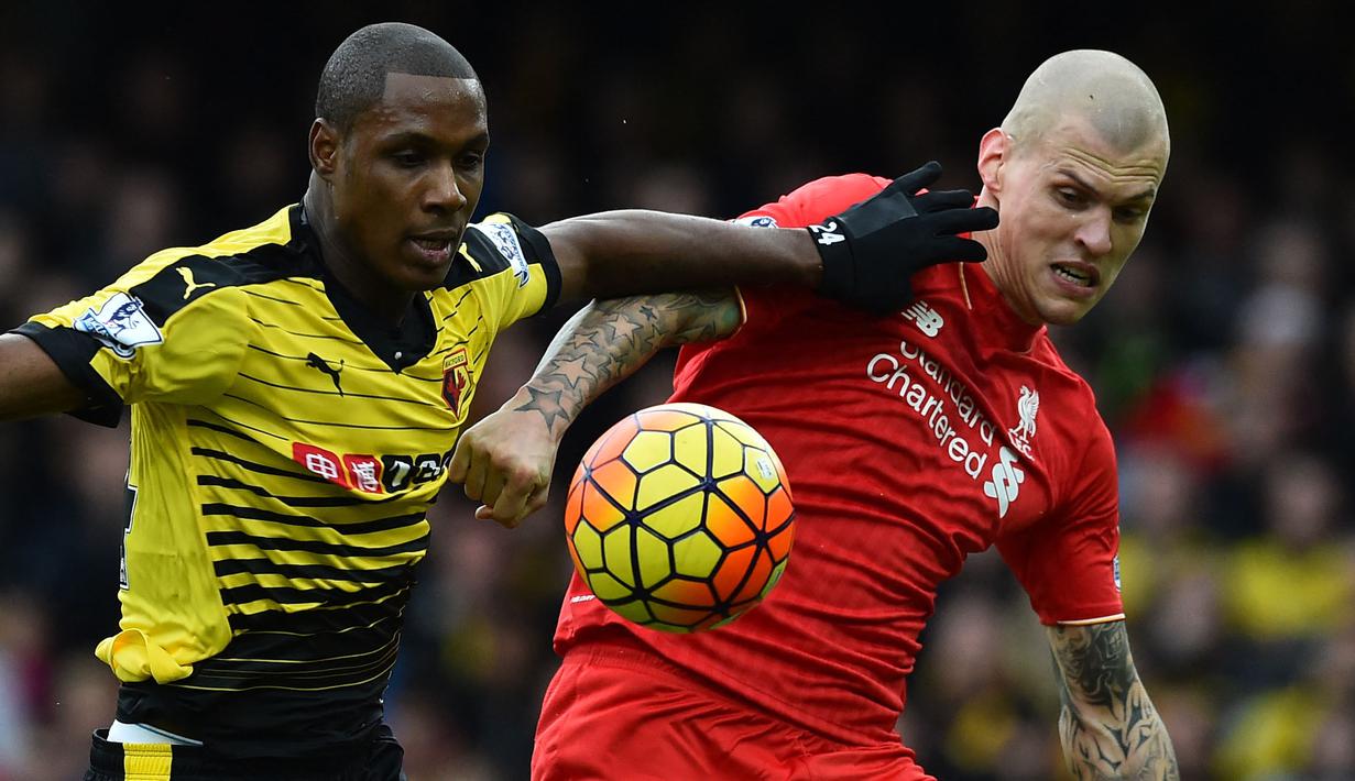 Martin Skrtel (kanan) tercatat sebagai salah satu bek dengan koleksi gol bunuh diri terbanyak, dengan jumlah tujuh gol dari 242 kali laga bersama Liverpool. Meskipun begitu, Skrtel merupakan bek andalan The Reds yang mampu menyumbangkan gelar Carabao Cup pada musim 2011/2012. (AFP/Ben Stansall)