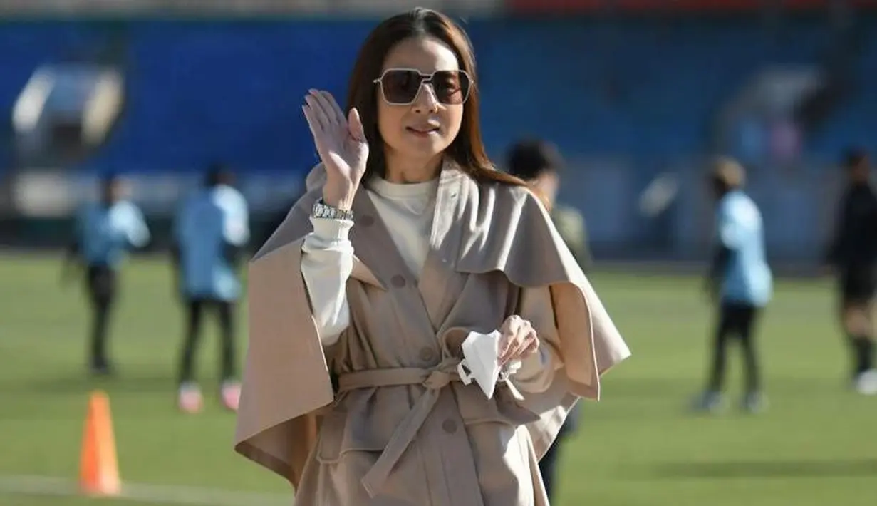 Potret Madam Pang berbalut coat cokelat dan sweatshirt warna putih, stylish! (Instagram/panglamsam).