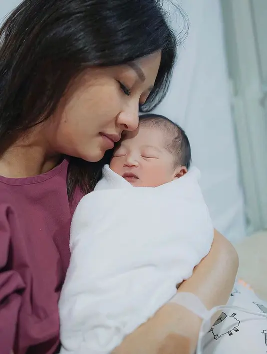 Sarwendah saat sedang memeluk putri keduanya. Dengan penuh kehangatan dan kasih sayangnya begitu tampak bukan? (Liputan6.com/IG/@ruben_onsu)