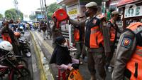 Petugas Satpol PP melakukan penertiban kepada pedagang kaki lima (PKL) yang bandel berjualan di trotoar Pasar Tanah Abang, Jakarta, Senin (4/10/2021). Penertiban dilakukan untuk memberikan kenyamanan dan keamanan bagi para pengguna jalan yang melintas di trotoar tersebut. (Liputan6.com/Angga Yuniar)
