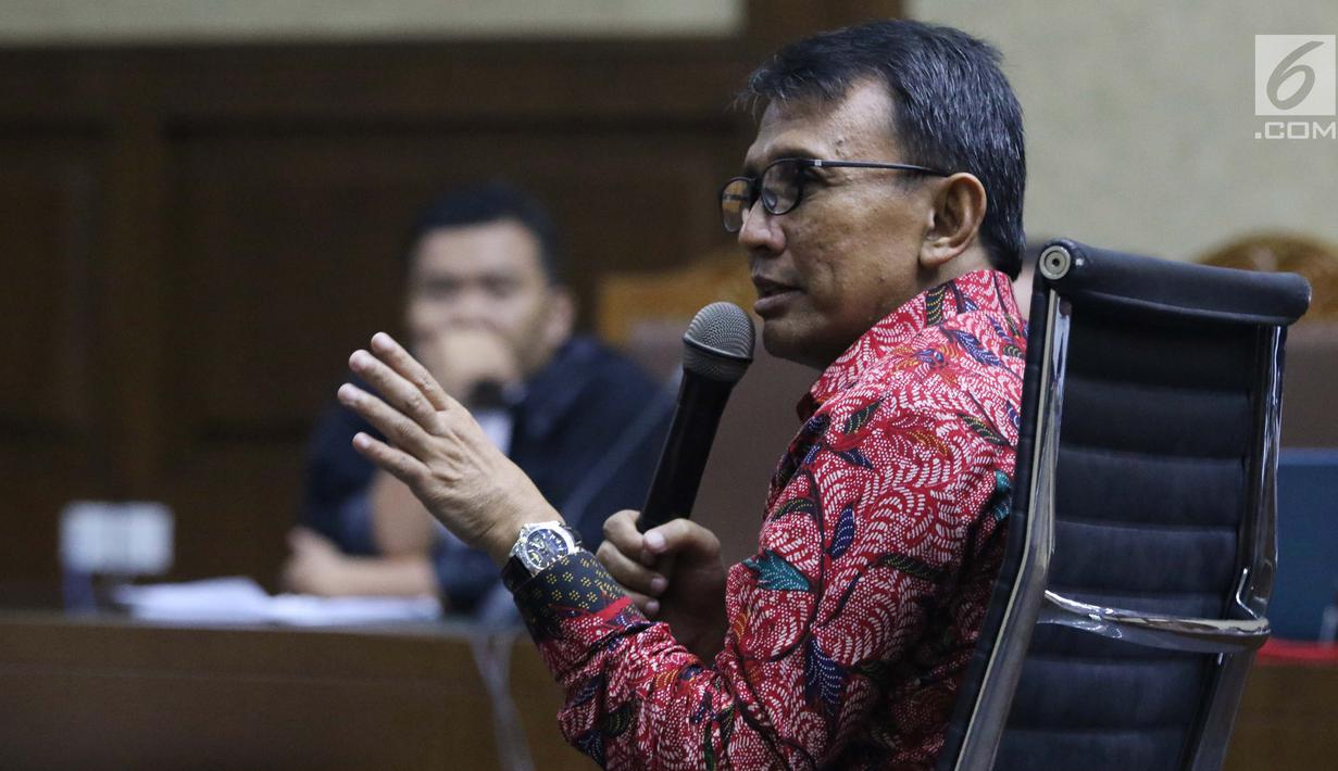 Mantan Gubernur Sumatera Utara, Gatot Pujo Nugroho menjawab pertanyaan JPU KPK saat menjadi saksi pada sidang lanjutan kasus dugaan suap ketok palu DPRD Sumut periode 2009-2014 di Pengadilan Tipikor, Jakarta, Rabu (27/2). (Liputan6.com/Helmi Fithriansyah)