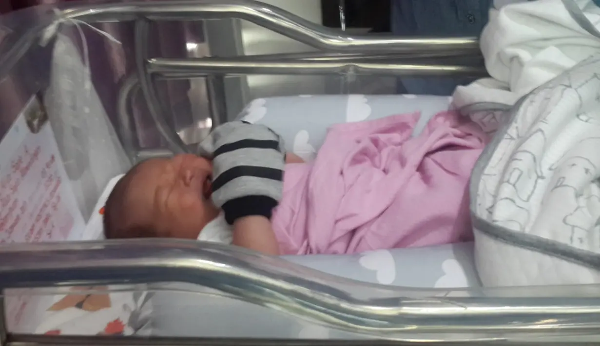 "Dia bukan ngurus bayinya, lebih ke urus aku, asisten babynya lah. Untuk ambil air atau apalah, hal kecil tapi membantu," tukas Alice Norin. (Altov Johar/Bintang.com)