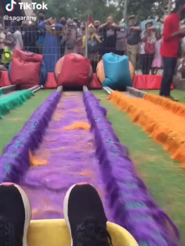Viral Aksi Pria Coba Wahana Perosotan Raksasa, Endingnya Malah Apes