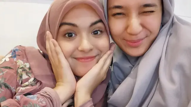 7 Potret Kebersamaan Vebby Palwinta dan Dhini Aminarti yang Dianggap Kakak Adik