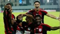 Pemain Persipura merayakan kemenangan 4-2 atas PSS Sleman pada pekan ke-32 BRI Liga 1 2021/2022. Namun, Persipura masih menemui jalan terjal untuk lolos degradasi musim ini. (Bola.com/Gatot Susetyo)