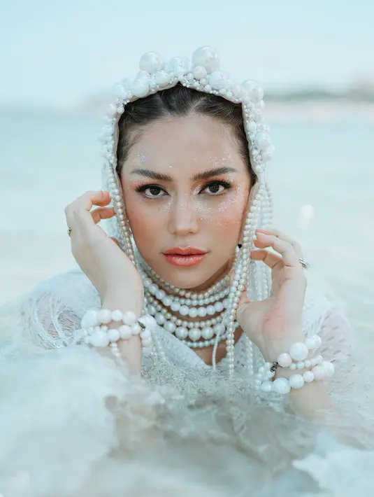 Ciptakan kesan eksotis, Jessica Iskandar tutup penampilan dengan lipstik dan blush coral [@inijedar]