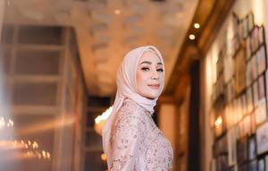 Pemilik nama lengkap Rien Wartia Trigina itu tampil begitu anggun dengan dress warna merah muda. Penampilan Erin Taulany terlihat begitu berkelas dan elegan di hari ulang tahunnya.(Liputan6.com/IG/@erintaulany)