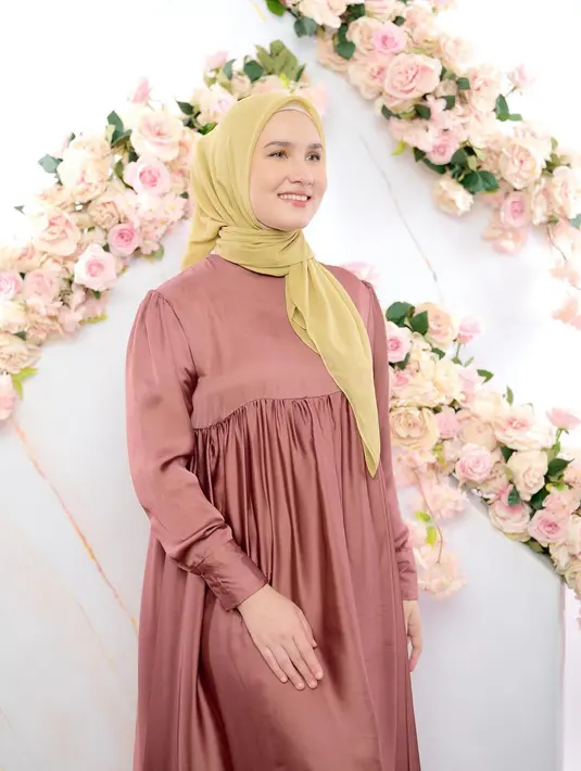 Semburat pink membuat warna hijau pada hijab semakin kontras dan pas (Foto: Instagram @dwihandaanda)