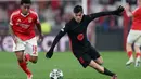 Benfica terus berupaya meningkatkan agresivitas untuk menciptakan gol penyeimbang. Namun hingga laga usai tidak ada lagi gol tercipta. Skor tidak berubah 0-1 untuk kemenangan Barcelona. (FILIPE AMORIM/AFP)