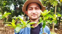 Reza Mulyana, 26 tahun, petani milenial sekaligus penangkar bibit tanaman asal Garut, Jawa Barat, sukses menghasilkan bibit tanaman dari metode persilangan micro cloning pertama di tanah air. (Liputa6.com/Jayadi Supriadin)
