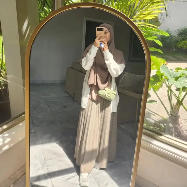 6 Potret Laudya Cynthia Bella Kini Jarang Perlihatkan Wajah, Tampil Makin Tertutup