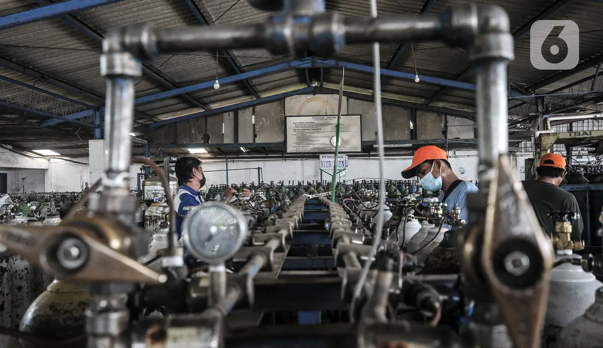 Petugas Dinas Bina Marga DKI Jakarta saat mengisi ulang tabung oksigen di depot PT Tirtobumi Aneka Industri, Pulogadung, Jakarta, Minggu (11/7/2021). Pendistribusian tabung oksigenebagai upaya memenuhi kebutuhan oksigen yang sedang langka. (merdeka.com/Iqbal S. Nugroho)