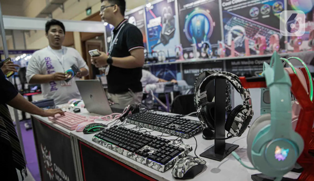 Pengunjung melihat sejumlah barang elektronik pada pameran Global Sources Electronics Indonesia (GSEI)  di Jakarta Convention Center (JCC), Kamis (7/12/2023). (Liputan6.com/Faizal Fanani)