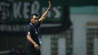 Pelatih kepala Bhayangkara FC, Widodo Cahyono Putro memberikan instruksi kepada pemainnya dalam laga pekan ke-3 BRI Liga 1 2022/2023 antara Bhayangkara FC melawan Persebaya Surabaya di Stadion Wibawa Mukti, Cikarang, Minggu (7/8/2022) malam WIB. (Bola.com/Bagaskara Lazuardi)