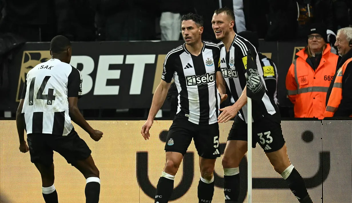 Jelang akhir pertandingan atau pada menit ke-90, Fabian Schar mencetak gol penyeimbang sekaligus penyelamat bagi Newcastle United dari kekalahan saat menjamu Liverpool. (Paul ELLIS/AFP)