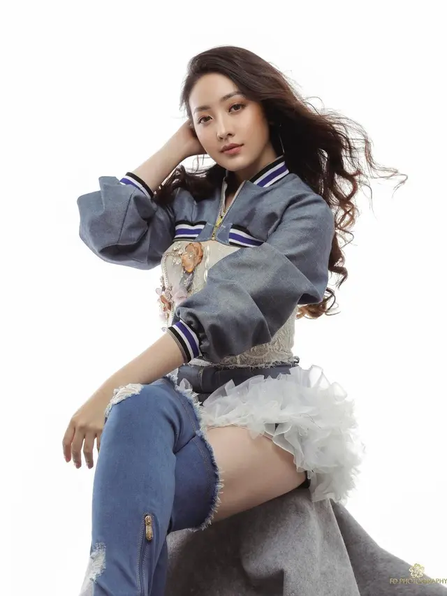 6 Gaya Pemotretan Beautyshoot Natasha Wilona dalam Denim on Denim, Menawan