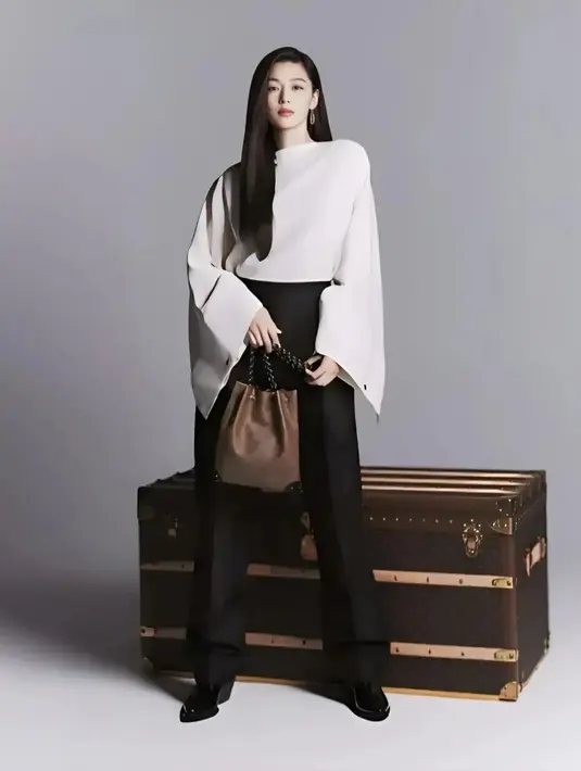 Baru-baru ini, rumah mode tersebut mengumumkan House Ambassador terbarunya yaitu aktris Jun Ji Hyun, atau dikenal juga dengan Gianna Jun. Pada foto pengumumannya, Gianna tampil elegan dengan blouse panjang putih dan loose pants warna hitam. [Dok/Louis Vuitton].