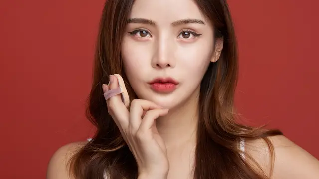 Trik Mengaplikasikan Lipstik Merah yang Bikin Bibir Terlihat Seksi, Anti Menor Club