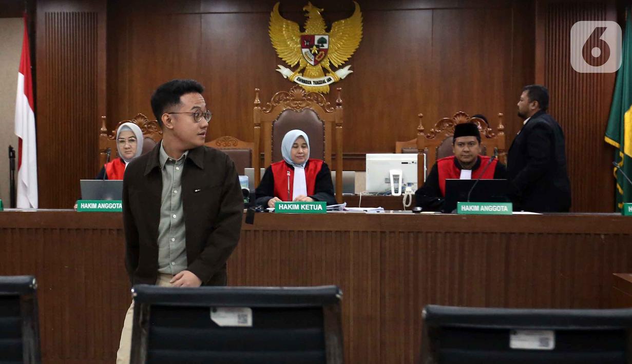 Meski menggugurkan dakwaan pertama, namun majelis hakim tetap menerima dakwaan alternatif kedua, ketiga, dan keempat dari Jaksa Penuntut Umum. Tampak dalam foto, Delpedro Marhaen saat tiba untuk mengikuti sidang lanjutan dugaan penghasutan kerusuhan pada Agustus 2025 di Pengadilan Negeri Jakarta Pusat, Kamis (8/1/2026). (Liputan6.com/Helmi Fithriansyah)