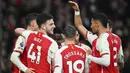 Pemain Arsenal merayakan gol yang dicetak oleh Bukayo Saka pada laga lanjutan Liga Inggris 2023/2024 melawan Newcastle United di Emirates Stadium, London, Inggris, Minggu (25/02/2024) dini hari WIB. (AFP/Justin Tallis)