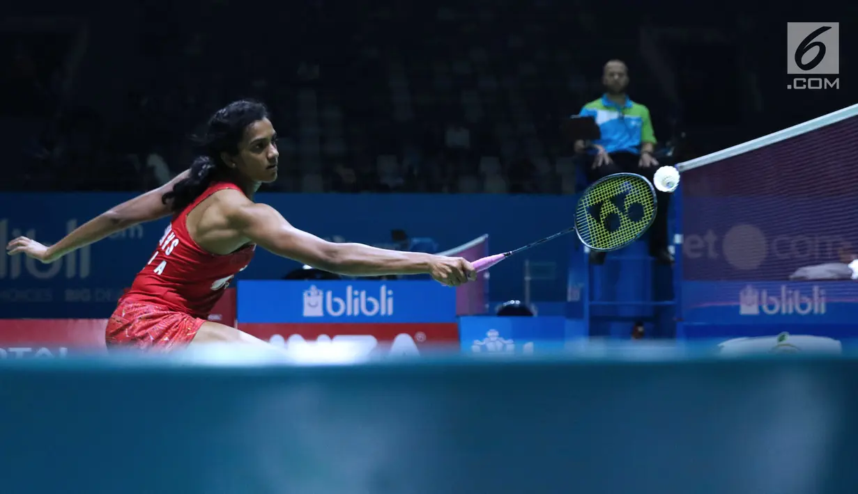 Tunggal putri India, V Sindhu Pusarla mengembalikan kok ke pebulu tangkis Thailand, Pornpawee Chochuwong pada 32 besar Indonesia Open 2018, Istora GBK, Jakarta, Rabu (4/7). V Sindhu Pusarla unggul 21-15, 19-21, 21-13. (Liputan6.com/Helmi Fithriansyah)