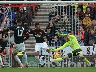 Kiper Manchester United, David De Gea, mencetak gol bunuh diri setelah gagal membendung serangan pemain Sunderland dalam laga Liga Inggris di Stadium of Lights, Sunderland, Sabtu (13/2/2016) malam WIB. (AFP/Oli Scarff)