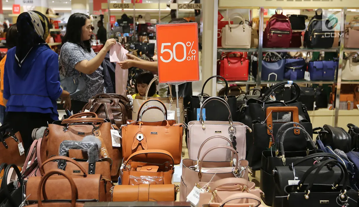 Pengunjung memilih tas dengan potongan harga pada pembukaan Centro Department Store di Pesona Square Depok, Kamis (20/12). Sensasi berbelanja offline tetap menjadi pilihan konsumen di penghujung tahun. (Liputan6.com/Fery Pradolo)