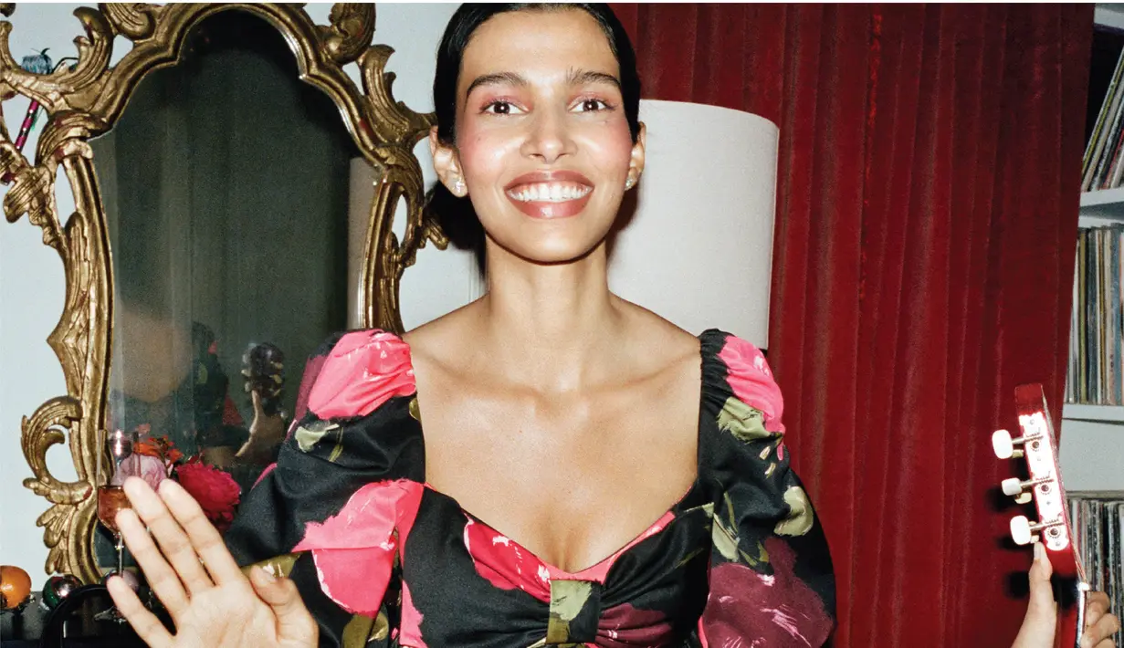 Lovitt hadir lagi dalam nuansa warna cerah, fabrik seasonal, dan dihiasi dengan jeweled buckle. Tas ini hadir juga dalam warna hitam bermaterial kulit. Foto: Document/Kate Spade New York.