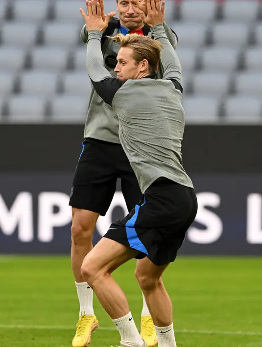 <p>Penyerang Barcelona, Robert Lewandowski (kiri) dan Gelandang, Frenkie de Jong melakukan pemanasan saat mengikuti sesi latihan tim di Munich, Jerman selatan (12/9/2022). Barcelona akan bertanding melawan Bayern Munchen pada Grup C Liga Champions di Stadion Allianz Arena, pada Rabu (14/9/2022) dini hari WIB. (AFP/Christof Stache)</p>