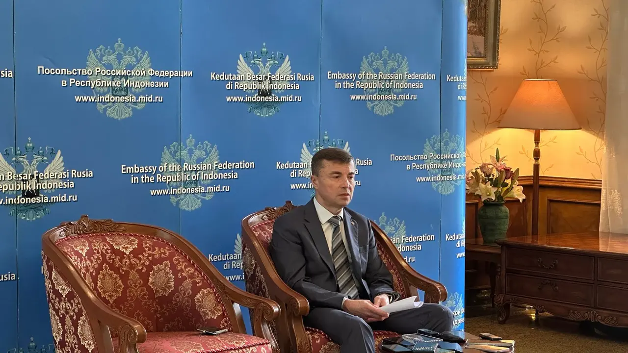 Duta Besar Rusia untuk Indonesia Sergei Tolchenov dalam pernyataan pers di kediamannya di Jakarta, Senin (28/4/2025). (Liputan6.com/Benedikta Miranti)